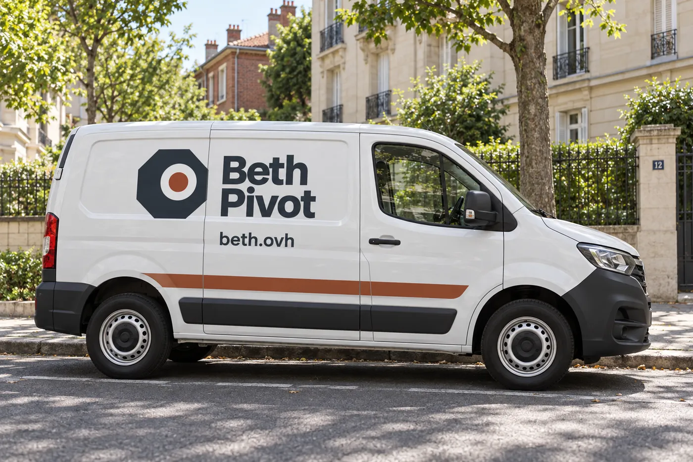 Utilitaire blanc Beth Pivot siglé beth.ovh garé dans une rue résidentielle de Vanves